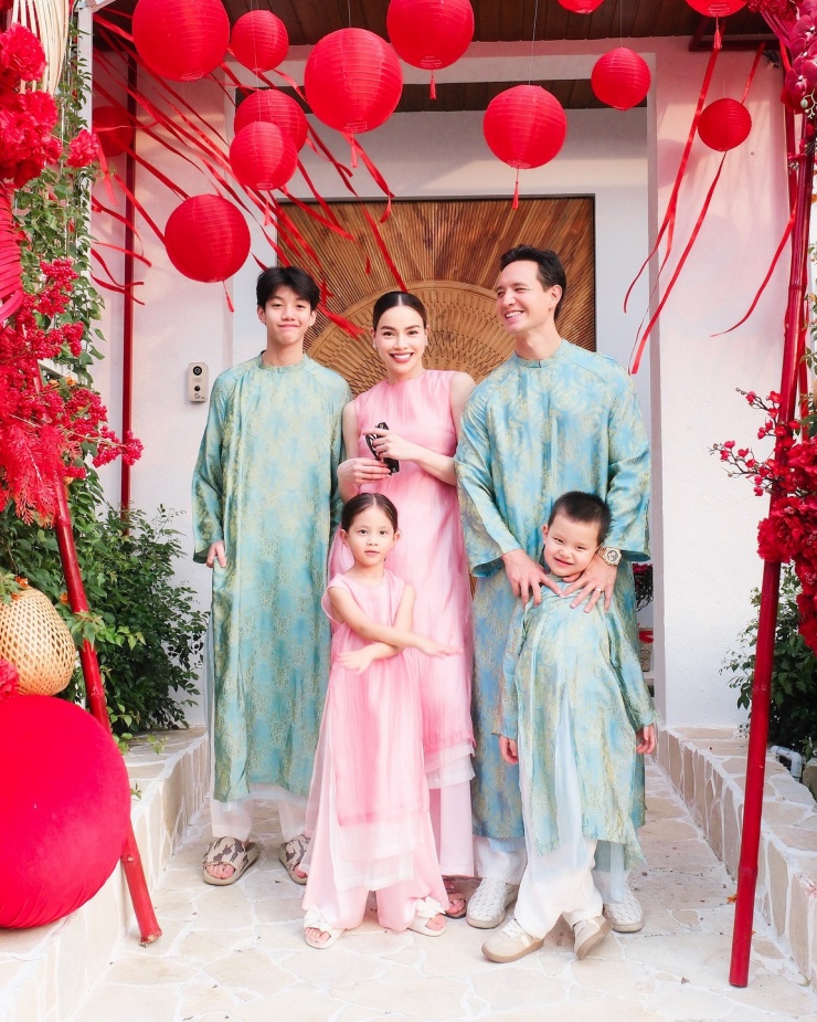 1770860025-hongocha-6478-5-66-3053-width1152height1440 Hồ Ngọc Hà - Kim Lý trang hoàng biệt thự đón Tết - 5