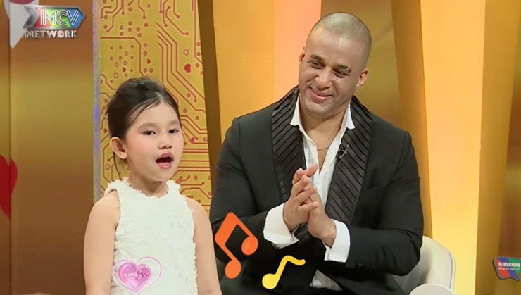  Michael bên bé Phương Anh - con gái riêng của Yến Nhi. Ảnh cắt từ clip 