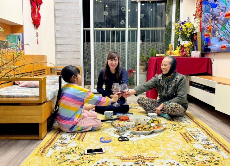 Bữa cơm tất niên ấm cúng trong căn chung cư ở Hà Nội