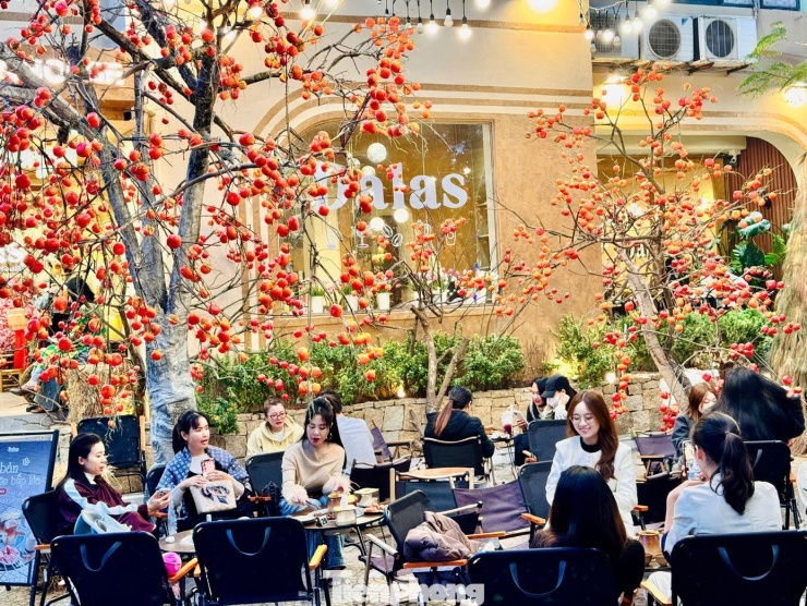 1770946487-tp-h1-width1390height1043 Giới trẻ Thủ đô check-in quán cà phê như ‘phim trường Tết’ - 6