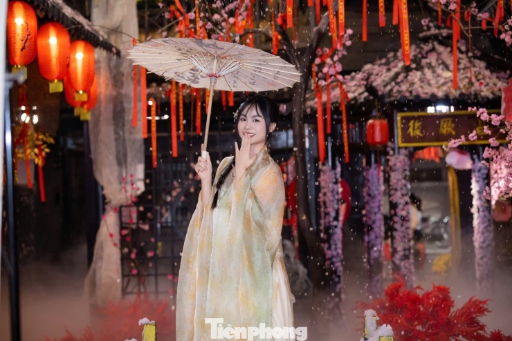 1770946490-tp-ok-width1390height927 Giới trẻ Thủ đô check-in quán cà phê như ‘phim trường Tết’ - 12