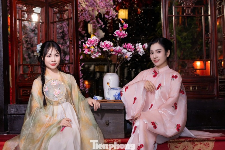 1770946491-tp-ok-2-width1390height927 Giới trẻ Thủ đô check-in quán cà phê như ‘phim trường Tết’ - 13