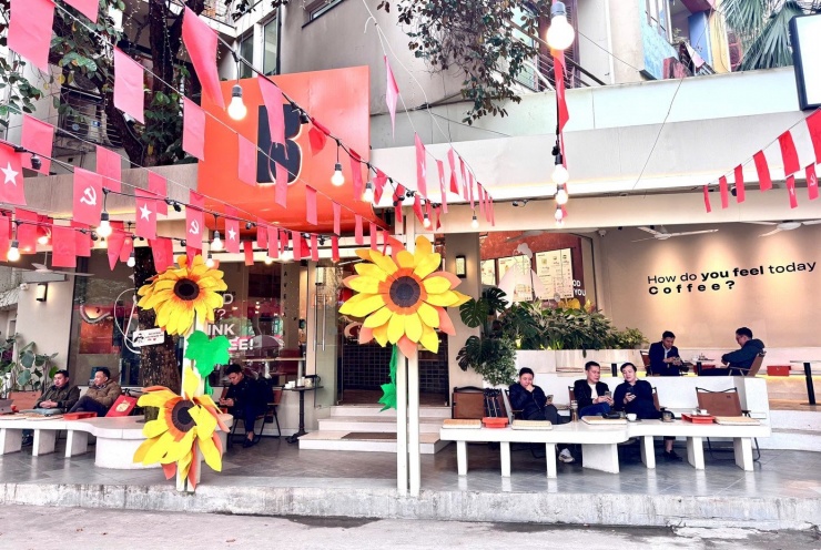 1770946492-img-1254-width1390height930 Giới trẻ Thủ đô check-in quán cà phê như ‘phim trường Tết’ - 16