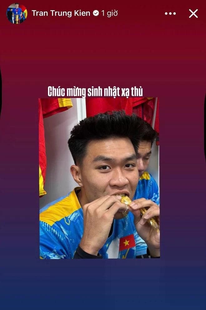 Trung vệ U23 được đồng đội mừng sinh nhật đầy hài hước, gọi là “xạ thủ” Lý Đức - 2