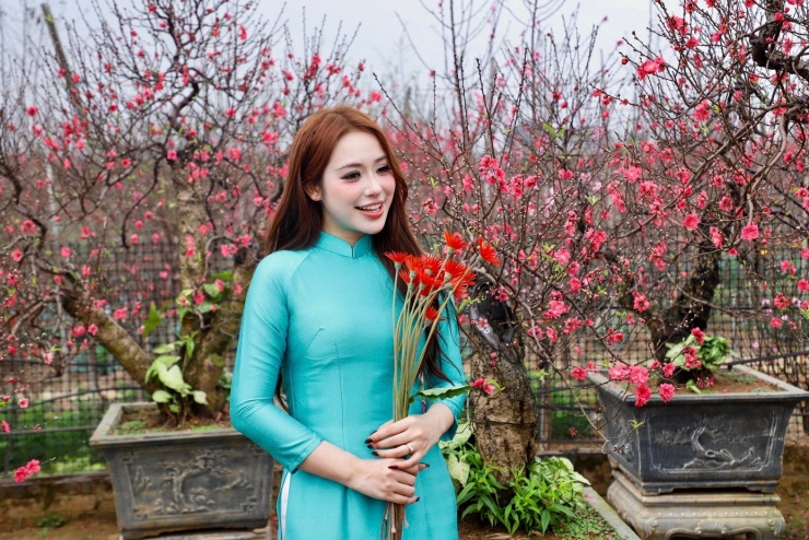 Thiếu nữ xúng xính áo dài, check-in vườn đào Nhật Tân - 4