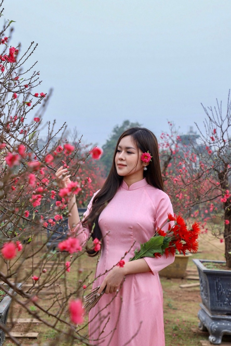 Thiếu nữ xúng xính áo dài, check-in vườn đào Nhật Tân - 7
