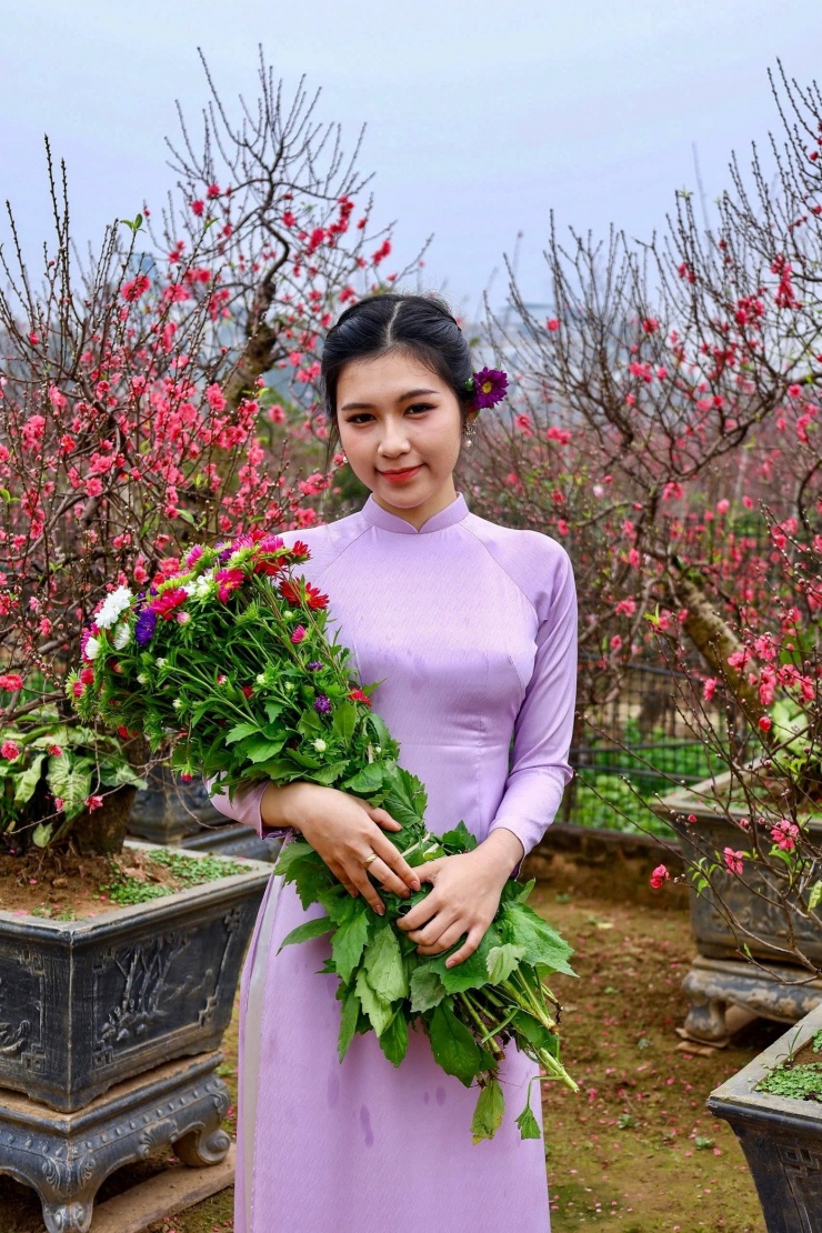 Thiếu nữ xúng xính áo dài, check-in vườn đào Nhật Tân - 9