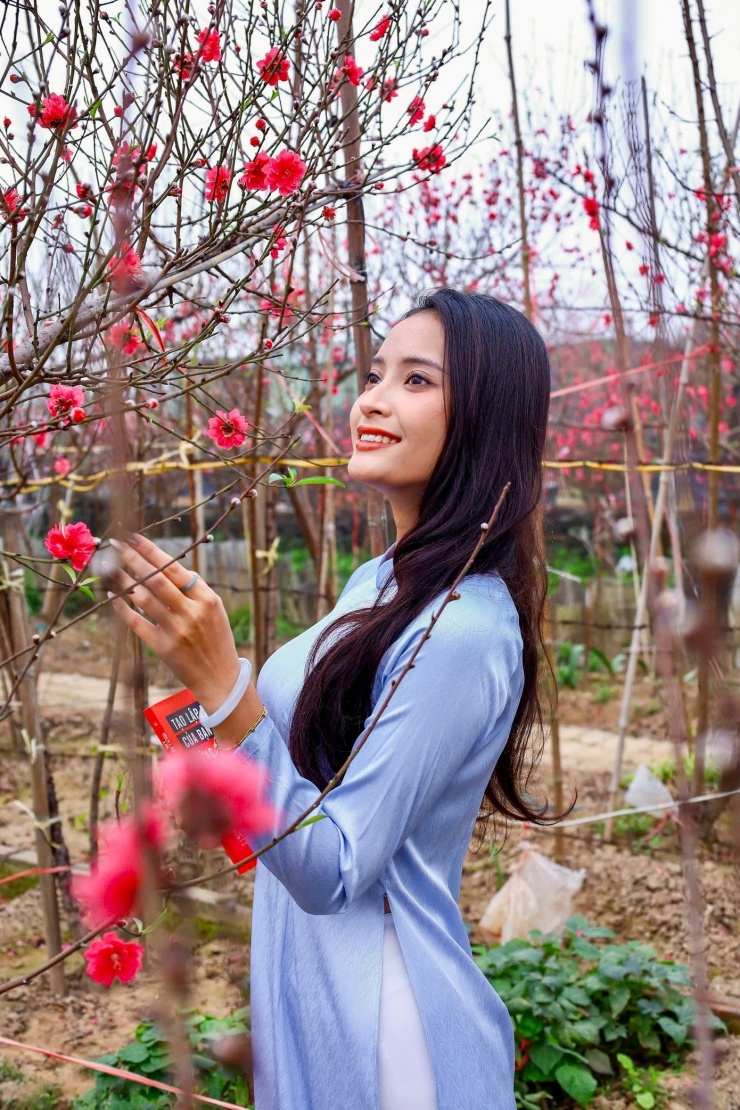 Thiếu nữ xúng xính áo dài, check-in vườn đào Nhật Tân - 11