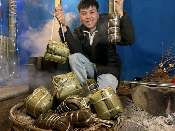 Hai chàng trai gói bánh chưng sau đó mời hàng xóm người Nhật. Ảnh: NVCC