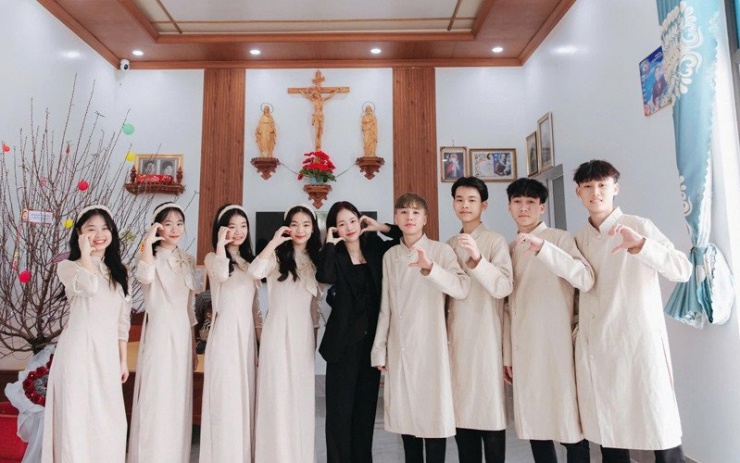 Dàn cháu xúng xính váy áo đến nhà ông nội chúc Tết 