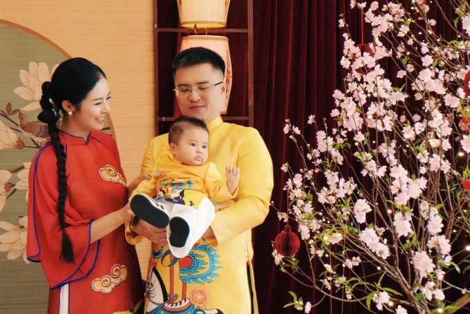 Ảnh sao 18/2: Con gái Ngô Thanh Vân - Huy Trần lần đầu mặc áo dài - 5