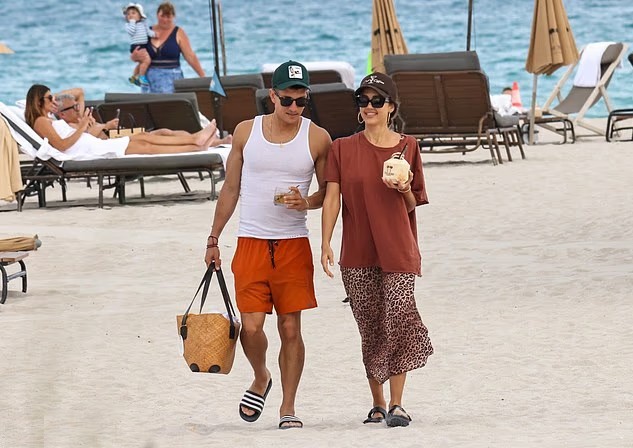 Jessica Alba đắm say bên tình trẻ sau khi hoàn tất ly hôn - 6