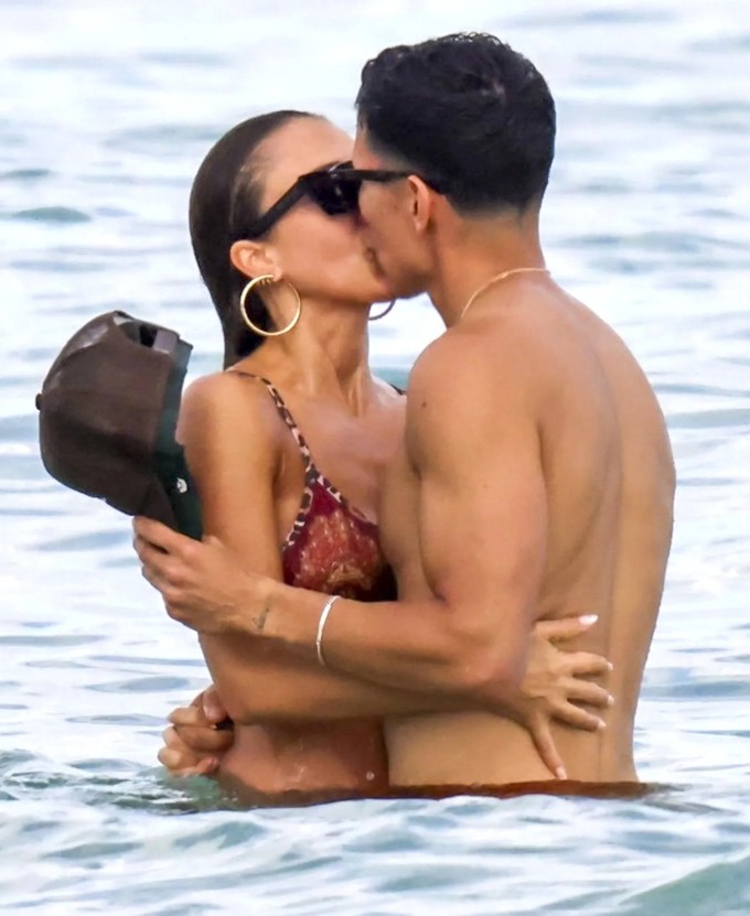 Jessica Alba đắm say bên tình trẻ sau khi hoàn tất ly hôn - 4