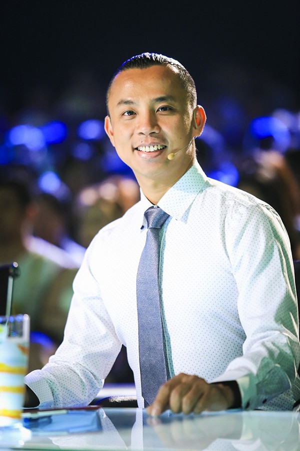 Chí Anh khi ngồi ghế giám khảo cuộc thi