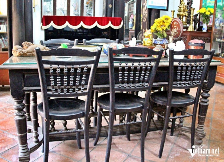 Một số hiện vật có từ thời ngôi nhà mới xây dựng được ông Xuân gìn giữ theo thời gian. Ảnh: Hà Nguyễn