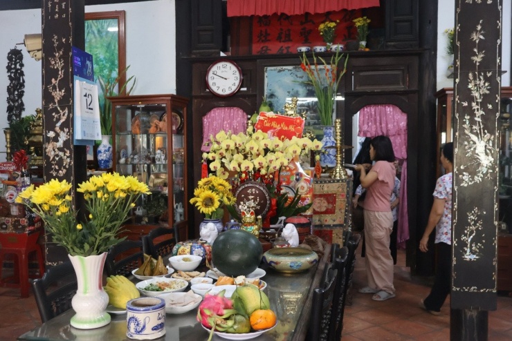 Gia đình ông Xuân có truyền thống bài trí 3 bình lay ơn đỏ trên các bàn thờ chính với ý nghĩa tượng trưng cho sự may mắn, sung túc. Ảnh: Nhân vật cung cấp