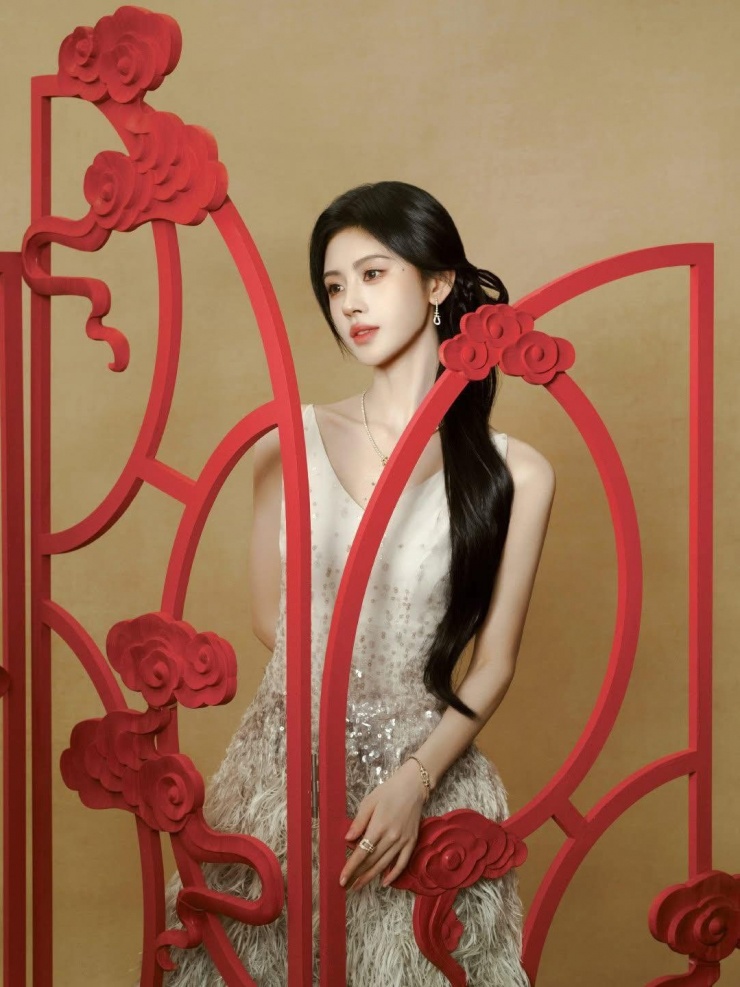 Cúc Tịnh Y hào phóng chi tiền lì xì.