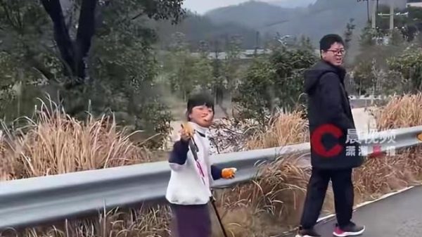 Bé gái 8 tuổi ở Trung Quốc đi bộ hơn 120 km về quê ăn Tết 1771398992 image width660height507