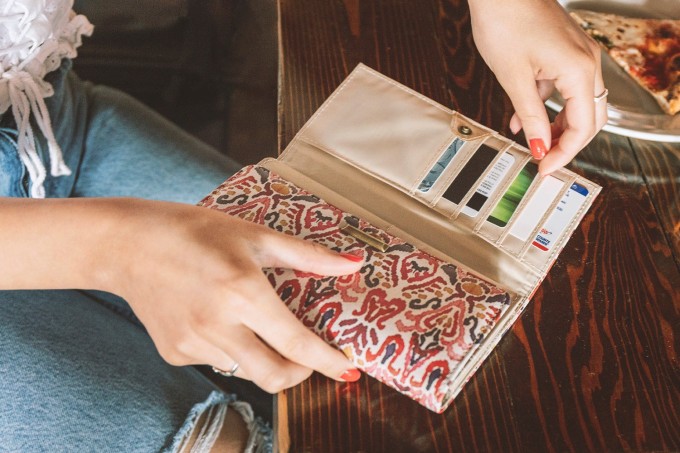 Giữ ví tiền ngăn nắp giúp bạn kiểm soát tình hình tài chính tốt hơn.