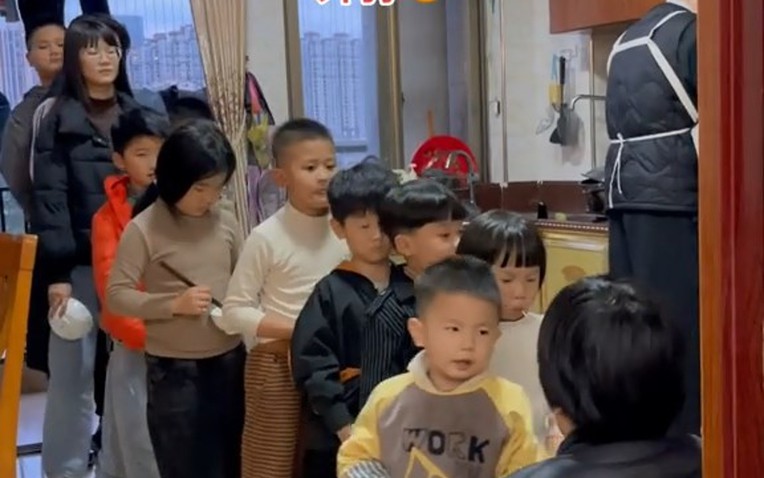 Đoạn video ông ngoại phát lì xì cho các cháu gây bão mạng- Ảnh 1.