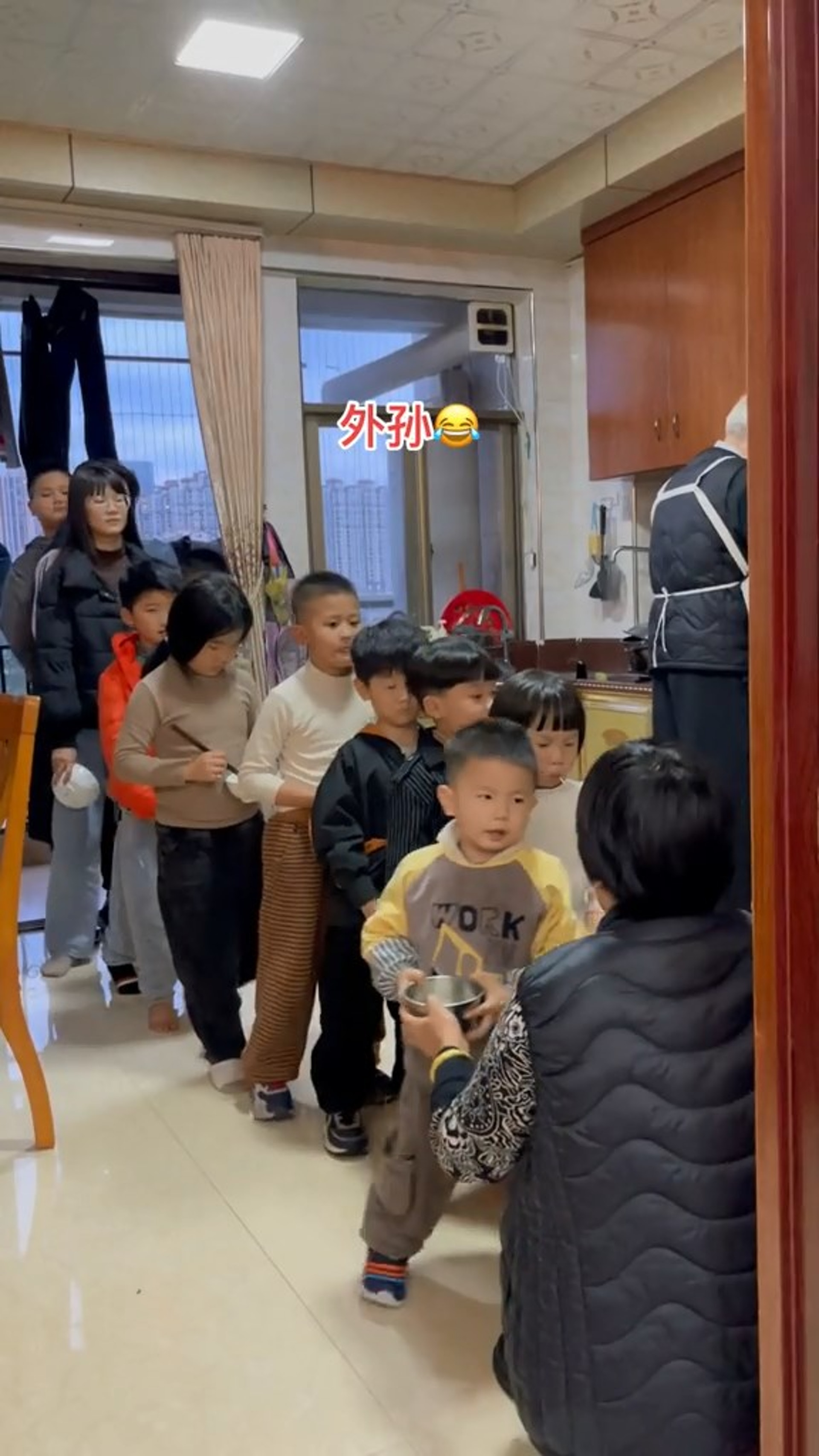 Đoạn video ông ngoại phát lì xì cho các cháu gây bão mạng- Ảnh 4.