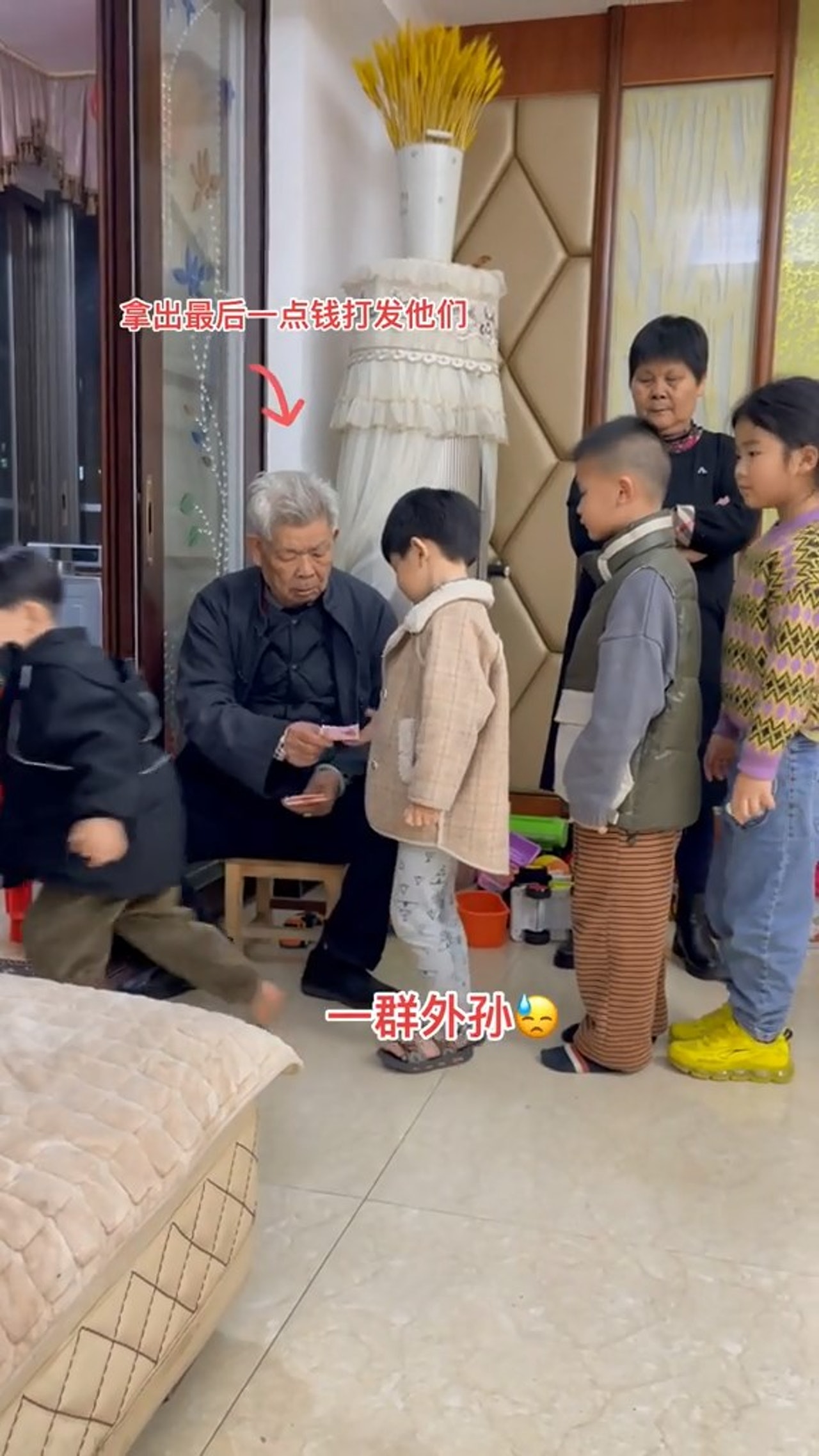 Đoạn video ông ngoại phát lì xì cho các cháu gây bão mạng- Ảnh 2.