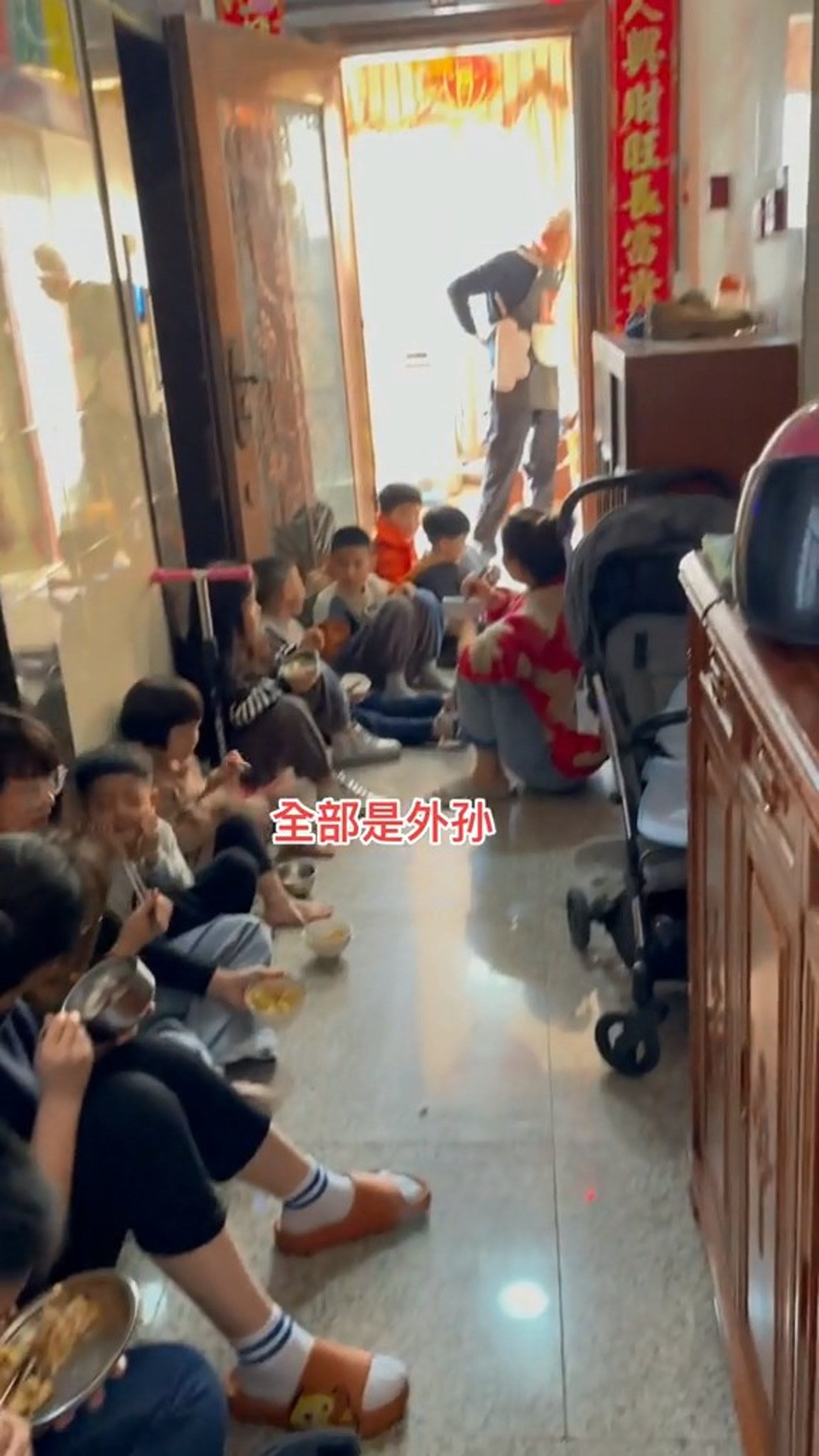 Đoạn video ông ngoại phát lì xì cho các cháu gây bão mạng- Ảnh 3.