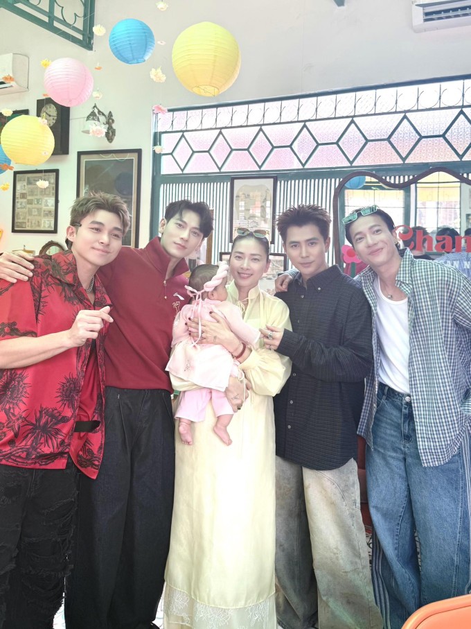 Ảnh sao 19/2: Con gái Trương Ngọc Ánh đi chúc Tết cùng bố - 8