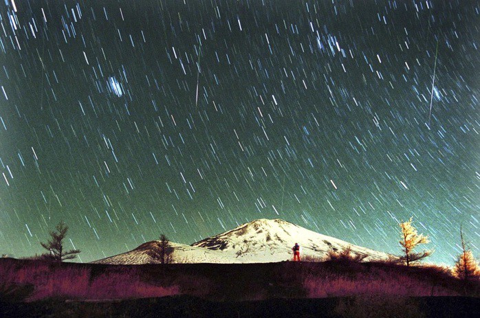 Những vệt sao băng Leonids được nhìn thấy xẹt ngang bầu trời phía trên đỉnh núi Fuji phủ đầy tuyết ở Nhật Bản - Ảnh: AP