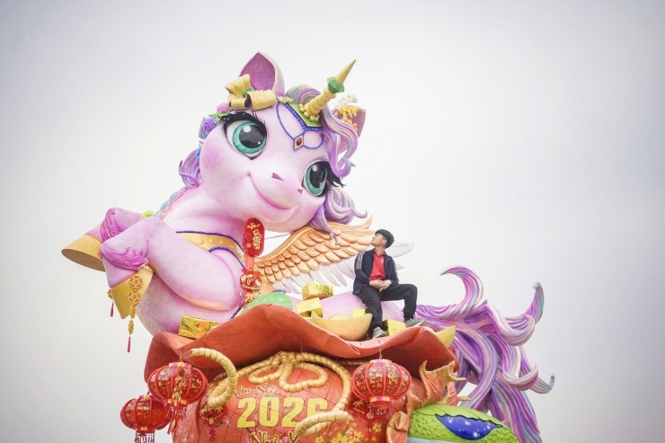 1771466784-z0-204bd9cb81d90db07b439de0a8-width1390height925-1 Anh Quân bên linh vật “Ngựa Hạnh Phúc”.