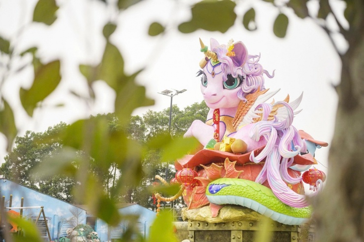 1771466784-z7-be2e93e9afdce45a3b14654d6492d40c-width1390height925 Linh vật “Ngựa Hạnh Phúc” bán đấu giá xây nhà tình thương cho người khó khăn.