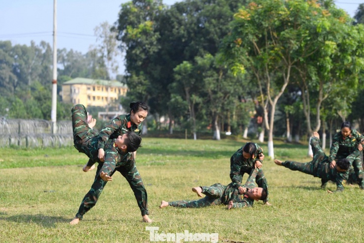 “Bông hồng thép” Thùy Dung cùng các nữ chiến đấu viên ở Lữ đoàn Đặc công 113 trong giờ huấn luyện võ đối kháng.
