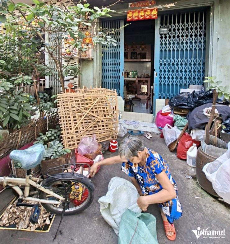 Cận Tết, bà Mai Muổi dọn dẹp số ve chai chưa bán để đón xuân. Ảnh: Hà Nguyễn