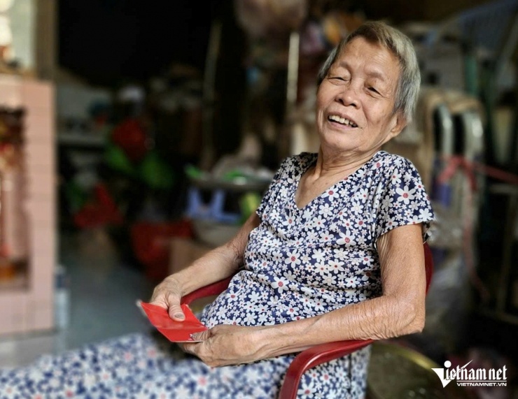 Bà Lệ không giấu niềm vui khi nhận lì xì may mắn từ người khách đến thăm ngày Tết. Ảnh: Hà Nguyễn