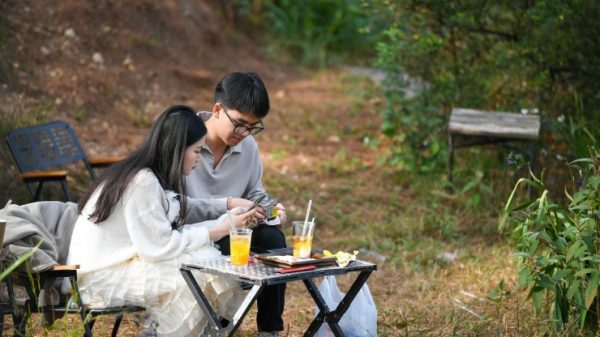 Giới trẻ lên núi uống cà phê, tận hưởng không khí đầu năm 1771545541 tp ca phe nui00020 width1390height927