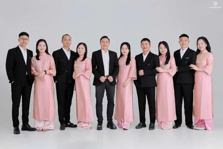 Năm con gái và 5 chàng rể của ông Cầm 