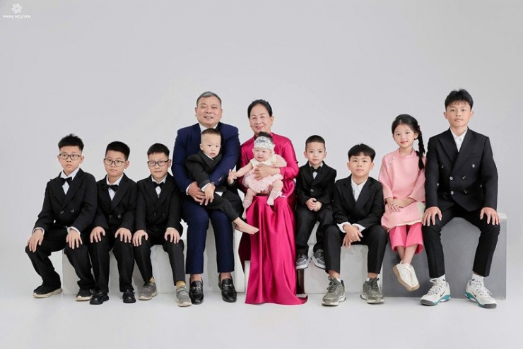 Vợ chồng ông Cầm bên các cháu ngoại  