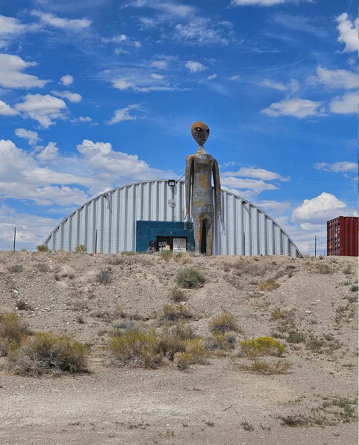 1771558390-untitledssssqa-8632-width698height866 Trung tâm Nghiên cứu người ngoài hành tinh ở bang Nevada - Mỹ - Ảnh: CNN