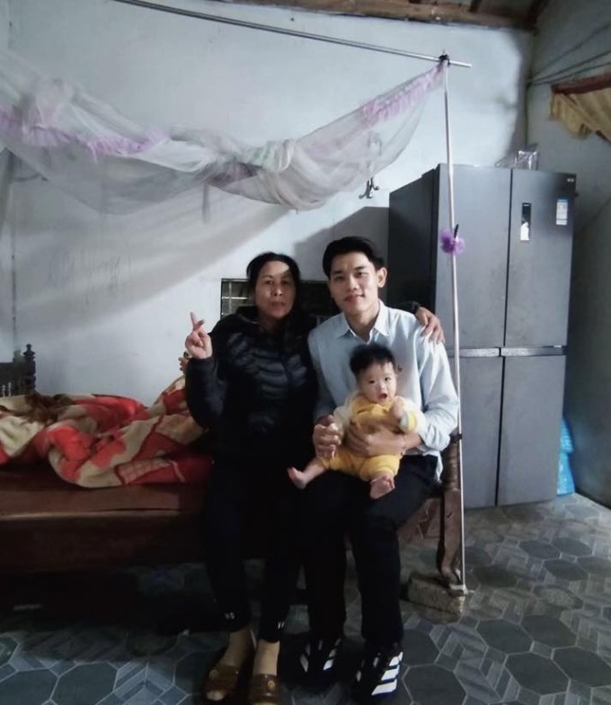 Anh dành buổi chiều đi chúc Tết từng nhà họ hàng tại địa phương. Ảnh: Nghệ An News.