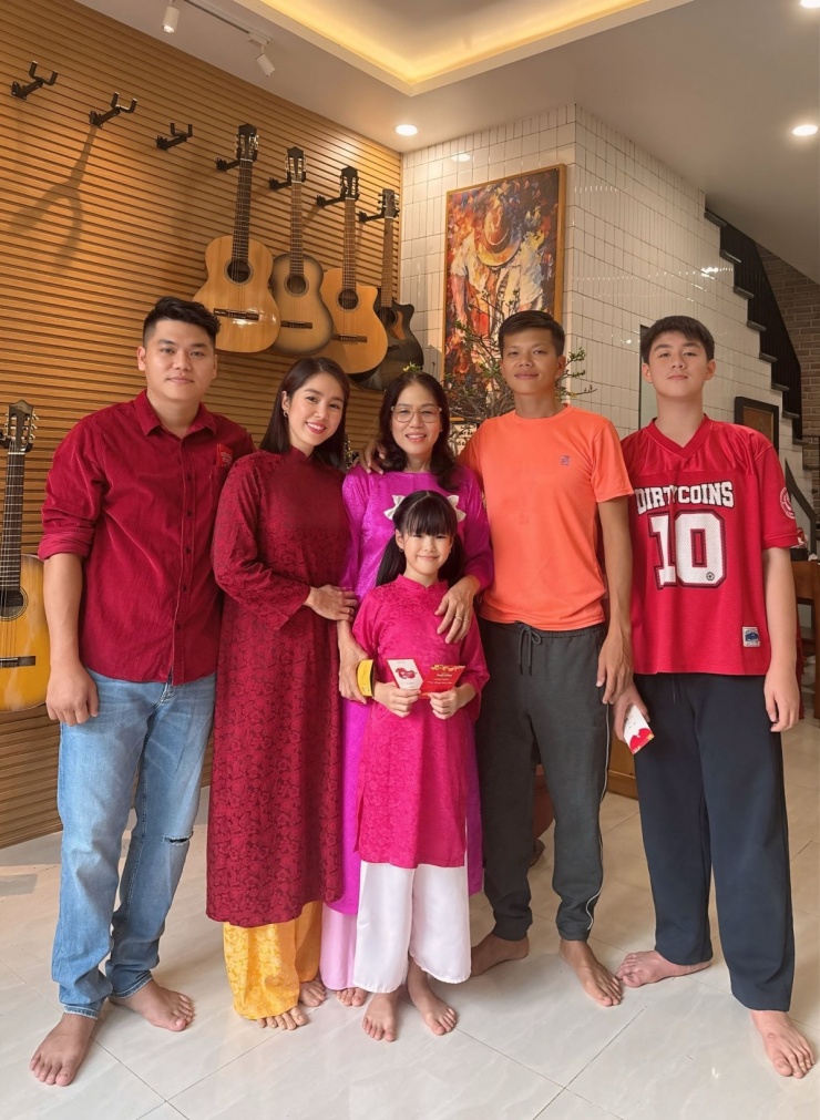 Ảnh sao 21/2: Midu theo chồng thiếu gia về quê chúc Tết - 3