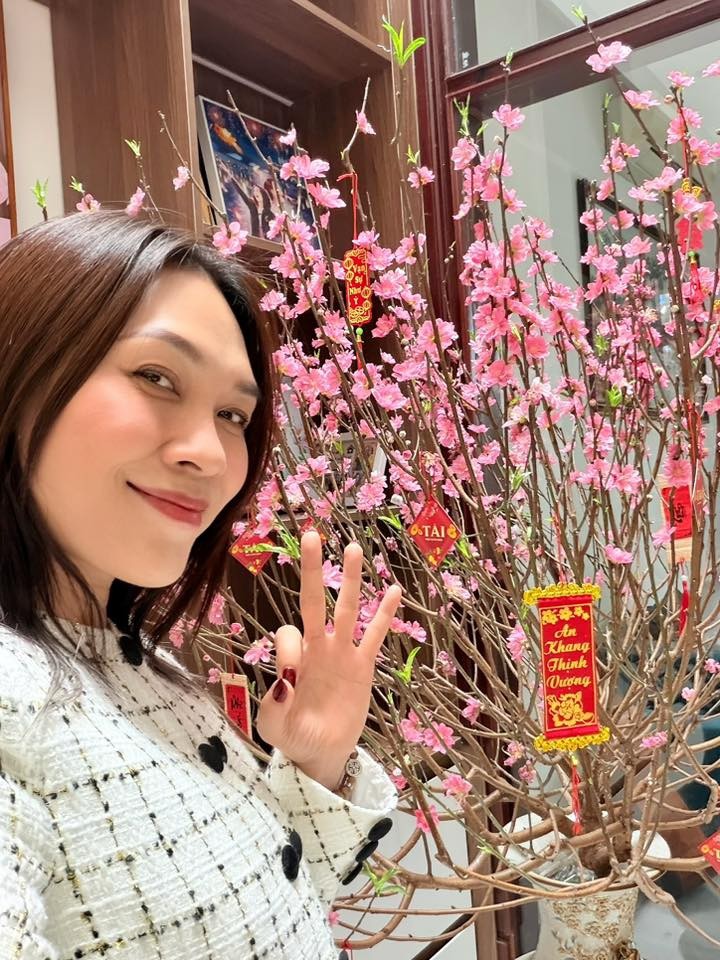 Ảnh sao 21/2: Midu theo chồng thiếu gia về quê chúc Tết - 8