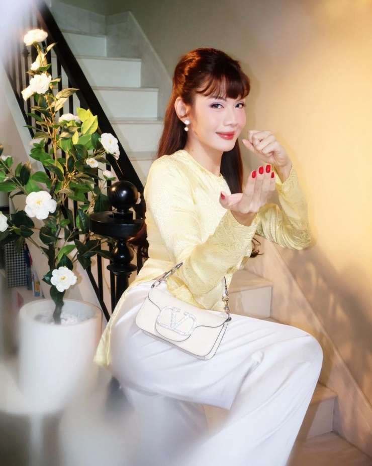 Ảnh sao 21/2: Midu theo chồng thiếu gia về quê chúc Tết - 7