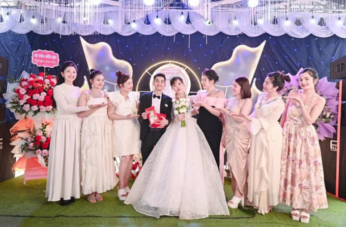 Vợ chồng Hường bên các chị gái trong lễ cưới tháng 5/2025. Ảnh: Hoàng Hường