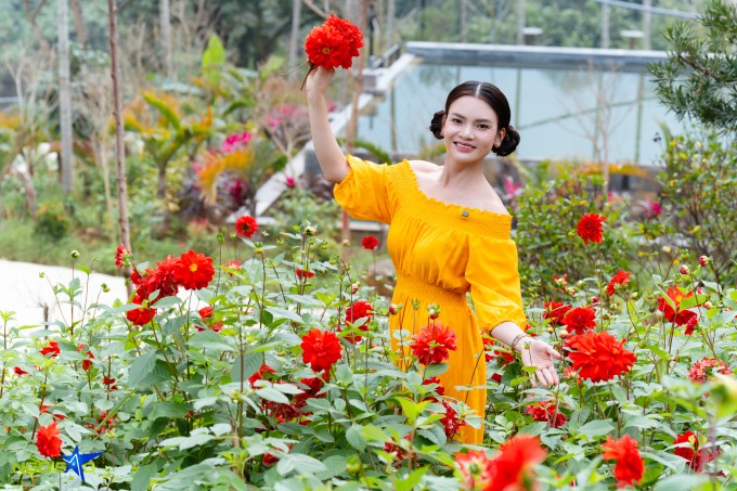 1771644796-dsc09329-9056-1956-8804-width680height453 Ao cá, vườn hoa trong biệt phủ 10.000 m2 của Phạm Phương Thảo - 14