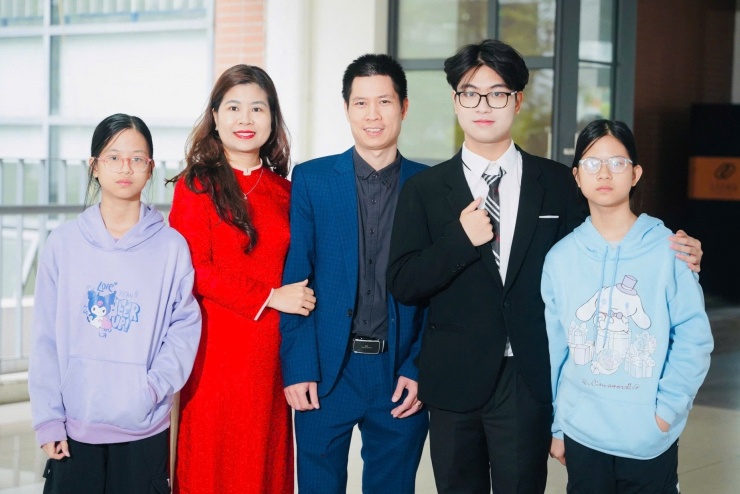 1771667916-quan-quan-olympia-tran-bui-bao-khanh-2-960-width1848height1232 Bảo Khánh cùng bố mẹ và 2 em gái.