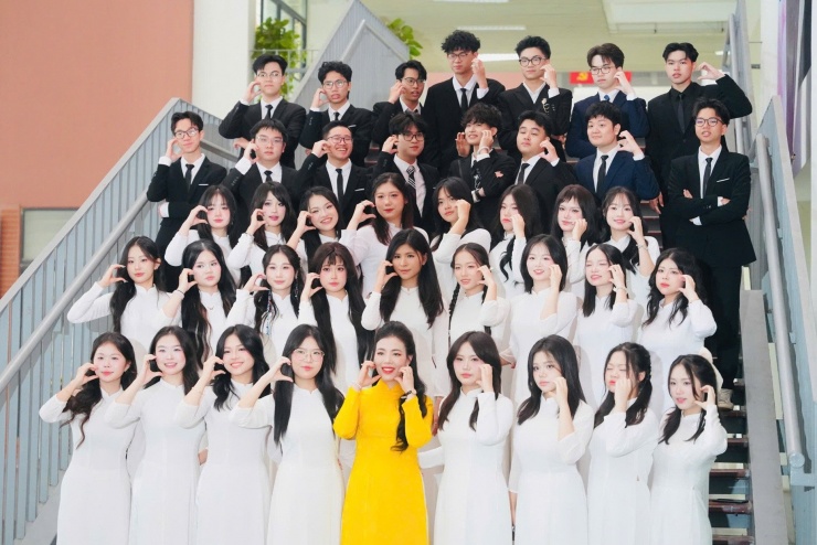 1771667916-quan-quan-olympia-tran-bui-bao-khanh-3-961-width1867height1244 Trần Bùi Bảo Khánh cùng tập thể lớp 12 Sinh của Trường THPT Chuyên Hà Nội - Amsterdam.