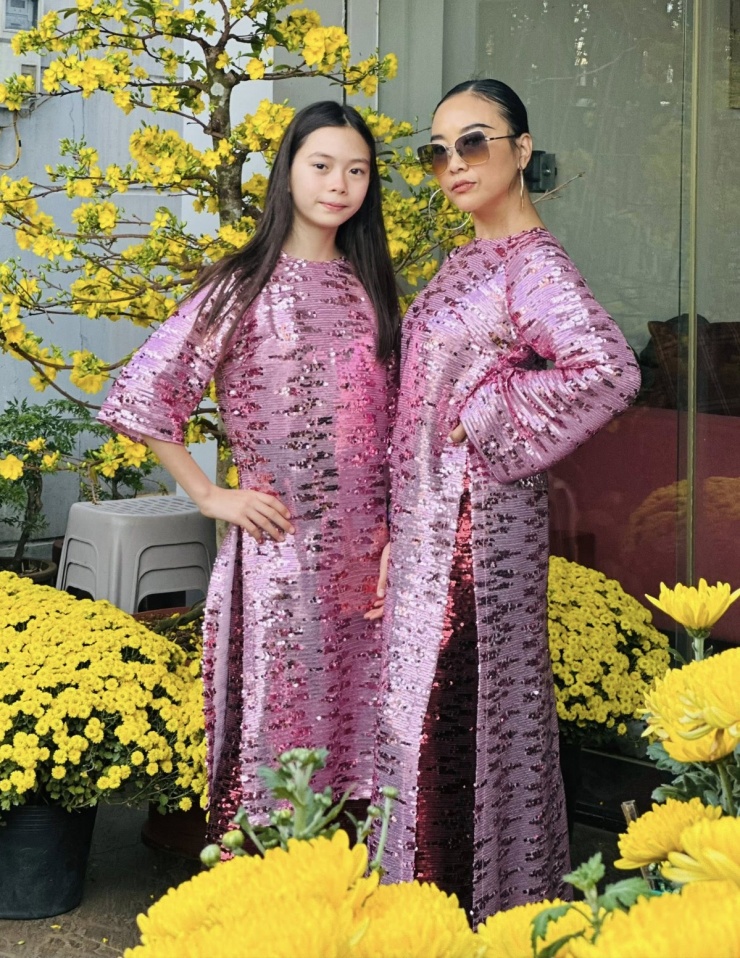 1771719805-145-82294-1-n-5393-width1200height1553 Ảnh sao 22/2: Võ Hoàng Yến đưa con gái sang Mỹ thăm chồng - 6