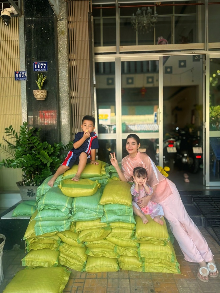 1771719805-592-6949-7-n-5392-width1200height1600 Ảnh sao 22/2: Võ Hoàng Yến đưa con gái sang Mỹ thăm chồng - 5