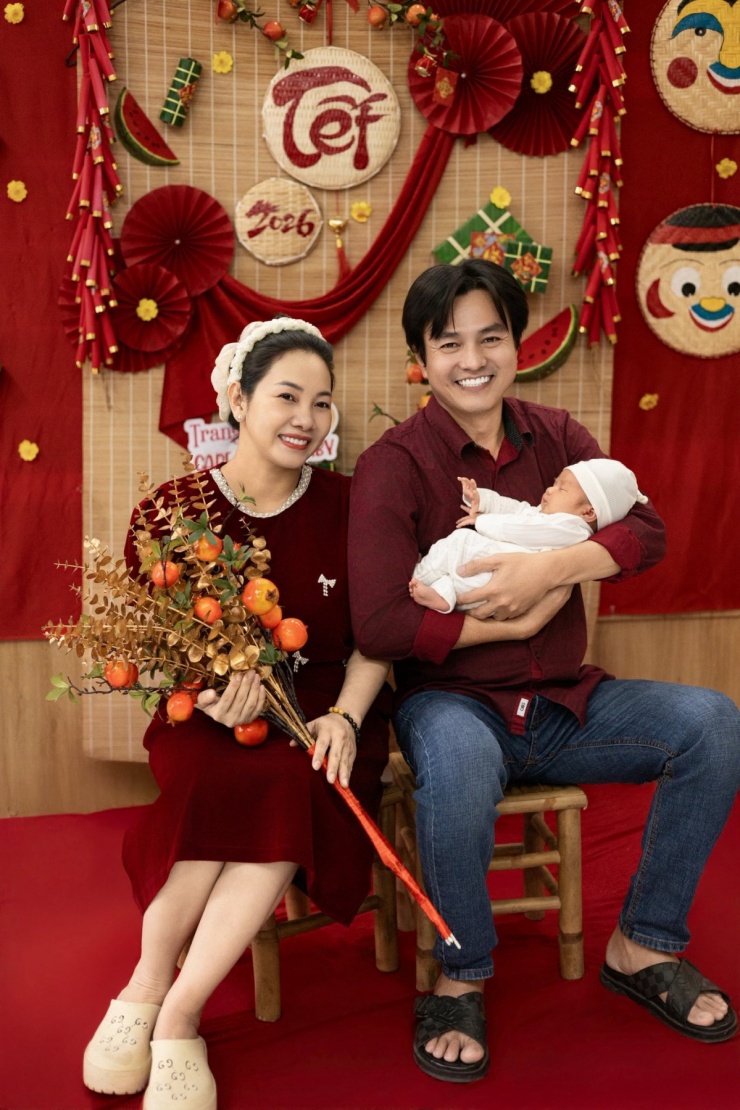 1771719806-951-2488-78984-n-5394-width1200height1799 Ảnh sao 22/2: Võ Hoàng Yến đưa con gái sang Mỹ thăm chồng - 8