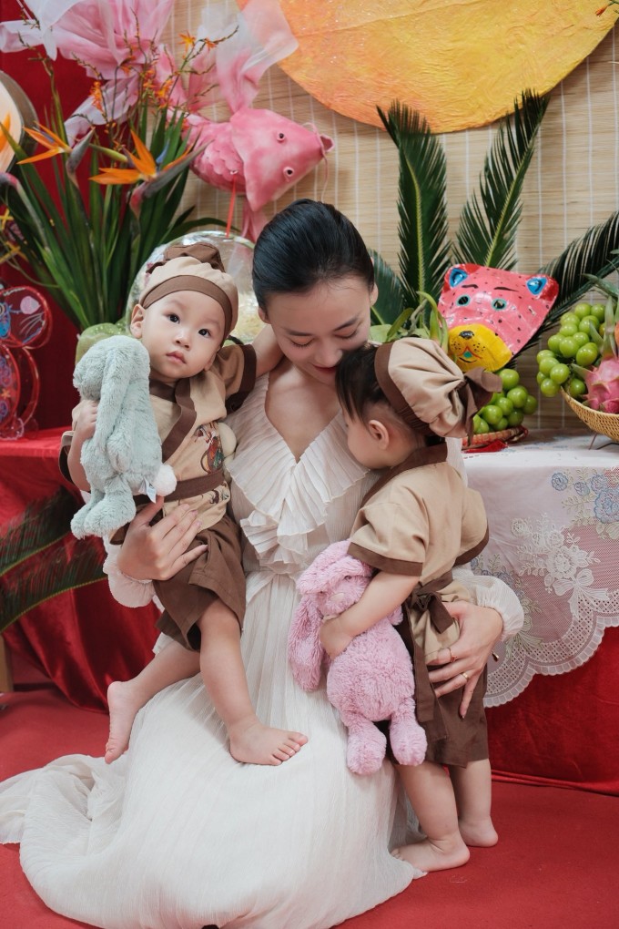 Phương Oanh và hai con dịp Trung thu 2025.